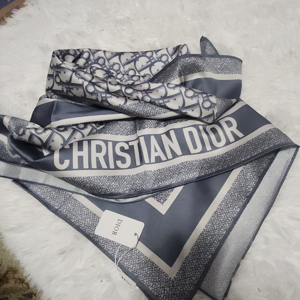 Gray and White Scarf